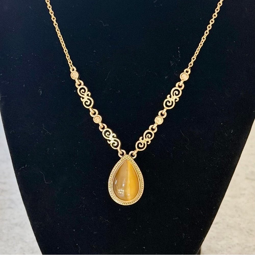 Vintage Gold-Tone Teardrop Pendant Necklace - Picture 6 of 11